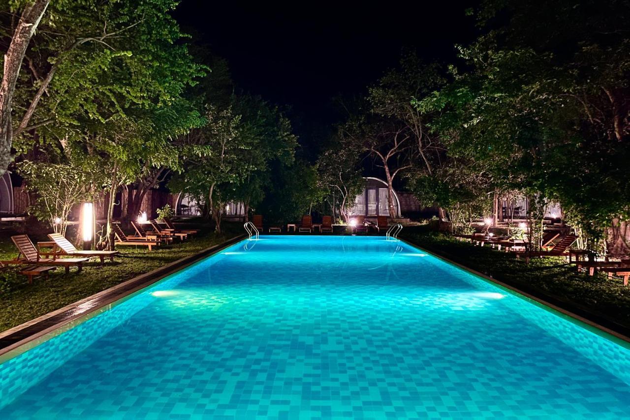 Nivadoo Resort Sigiriya Luaran gambar The swimming pool at the hotel