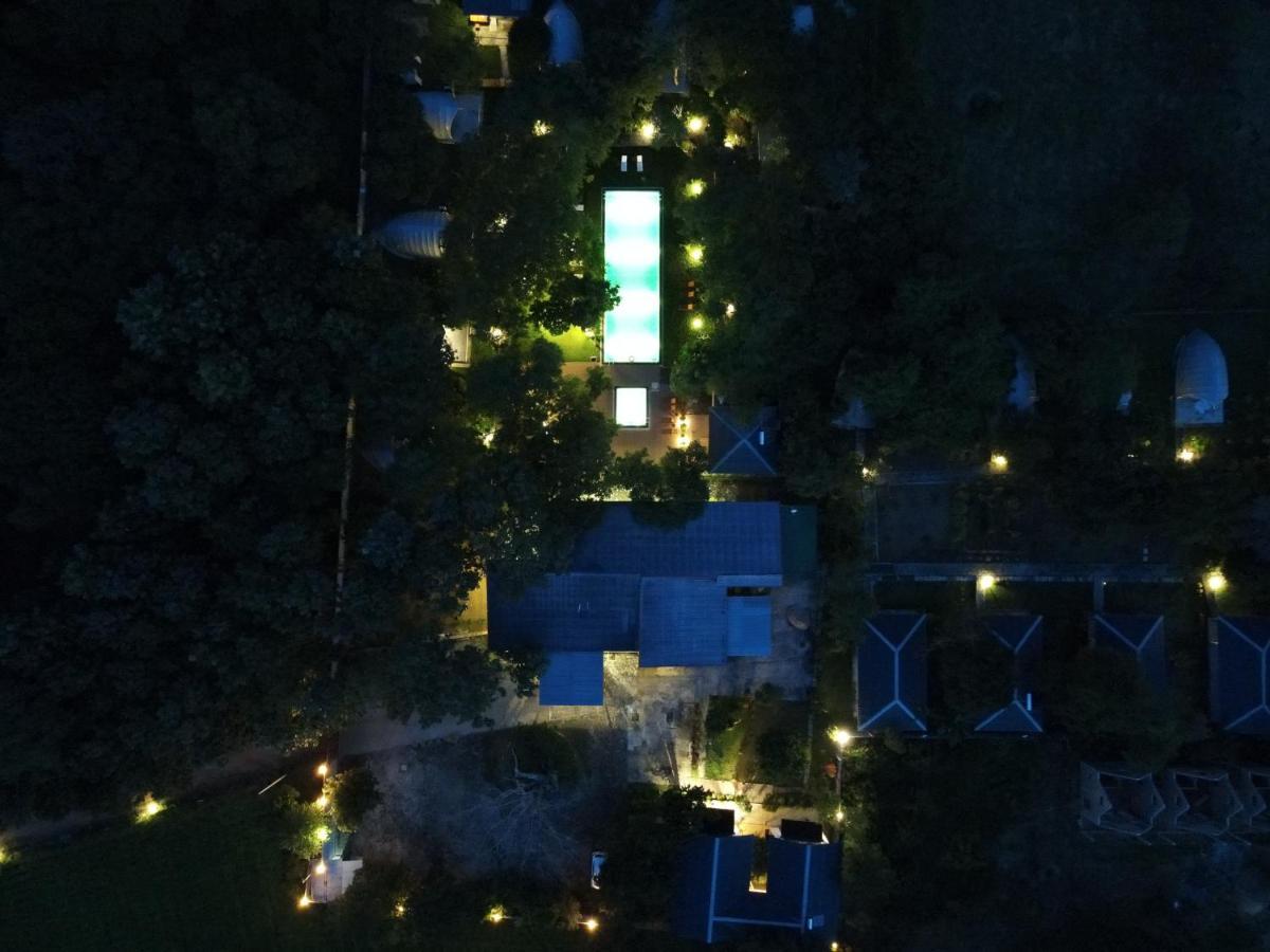 Nivadoo Resort Sigiriya Luaran gambar Aerial view of the house at night
