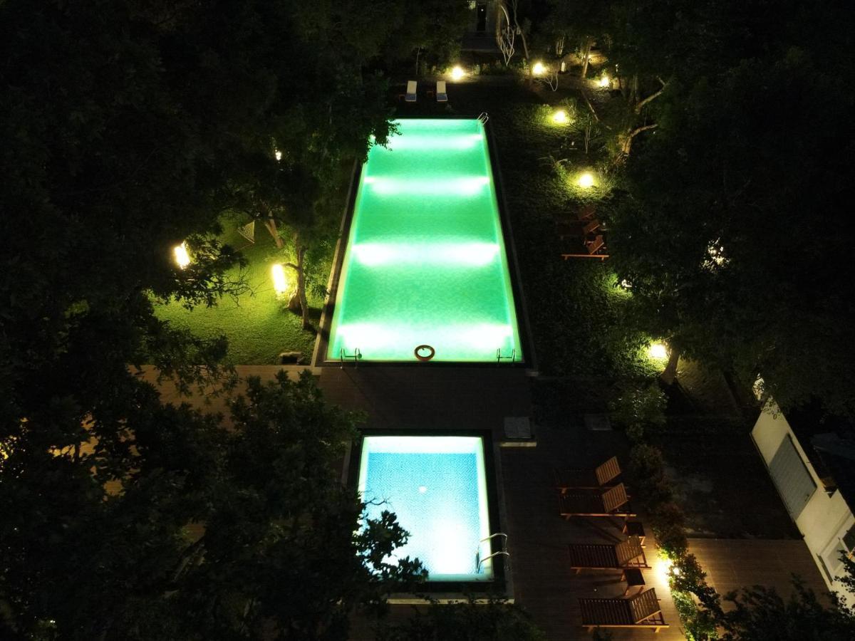 Nivadoo Resort Sigiriya Luaran gambar The swimming pool at night